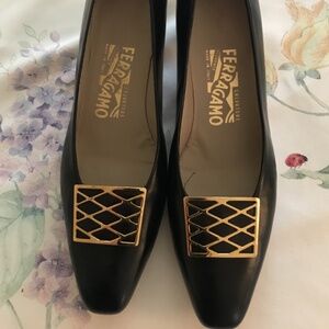 NEW Salvatore Ferragamo Black Leather Pump Heels   Made in Italy Size 9 1/2 AA